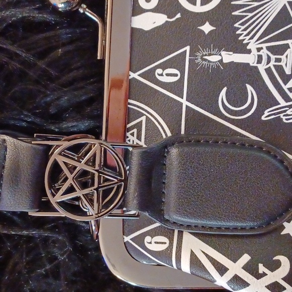 KILLSTAR OCCULT GRAPHIC PENTAGRAM HANDEL HARDWARE KISSLOCK CROSSBODY/SHOULDER - Picture 7 of 16